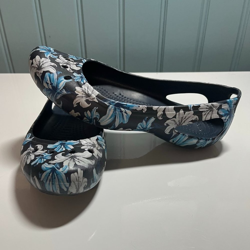 Blue & Navy Floral Kadee Style Crocs size 8 EUC